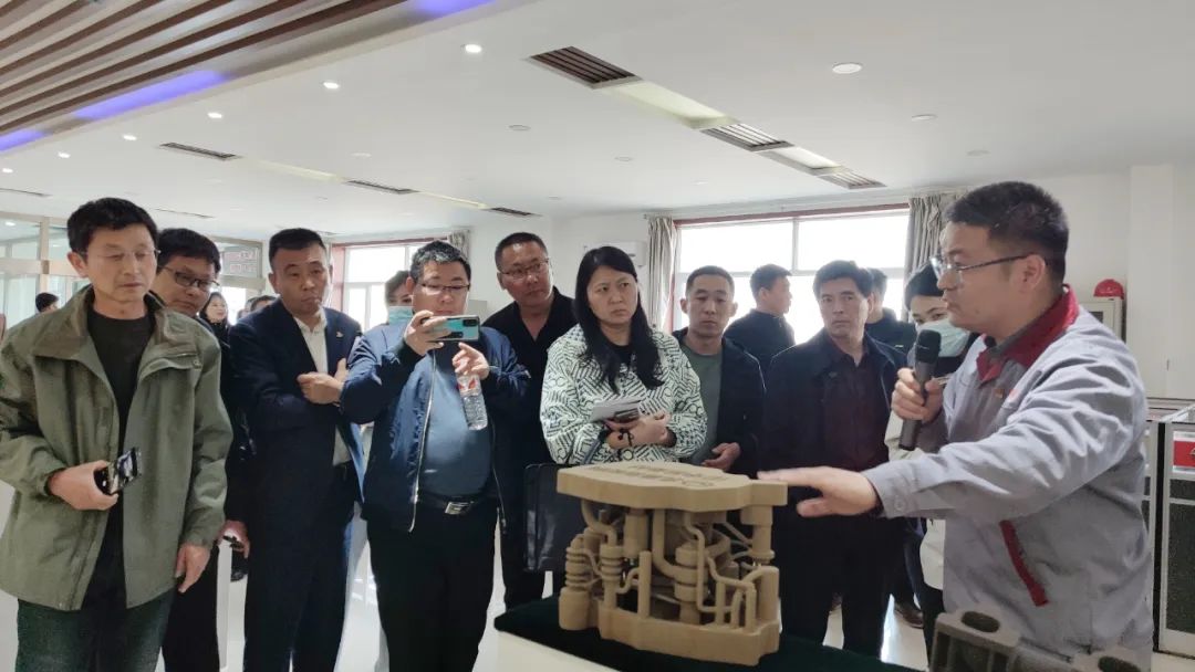 全市各縣（市、區(qū)）總工會、綜合產(chǎn)業(yè)工會、市直機關(guān)工會負責人及全市企業(yè)創(chuàng)新工作室?guī)ь^人來北雁新材料觀摩。